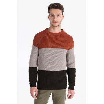 Pulover cu decolteu la baza gatului si maneci raglan