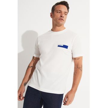 Tricou cu decolteu la baza gatului
