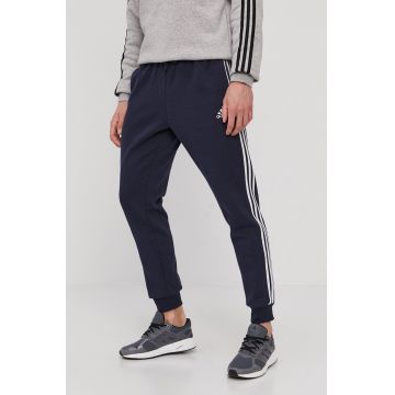 Adidas Pantaloni GK8823 bărbați, culoarea albastru marin, cu imprimeu