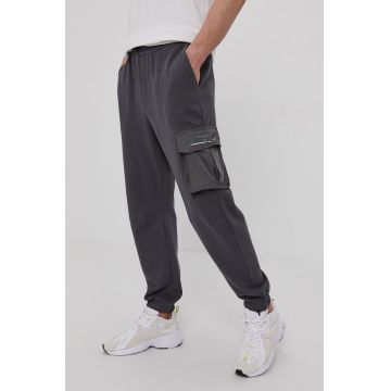 Diadora Pantaloni bărbați, culoarea gri, material neted