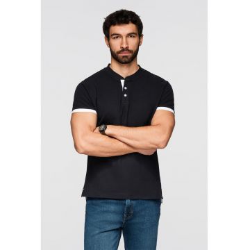 Tricou de bumbac cu fenta cu nasturi - Negru