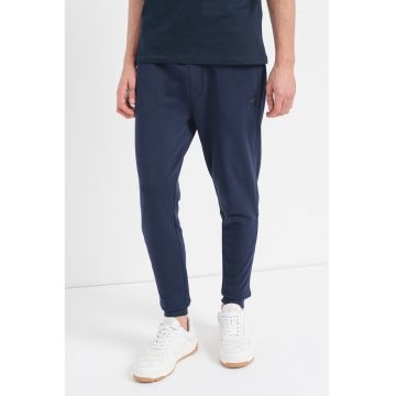 Pantaloni de trening cu buzunare laterale si snur