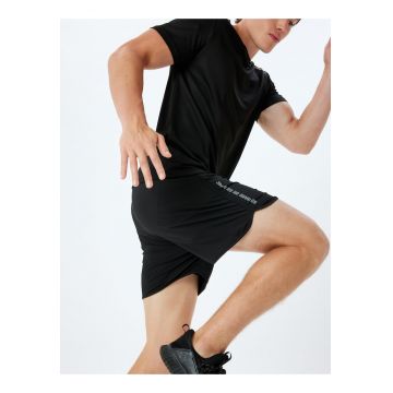 Pantaloni scurti cu snur de ajustare si buzunare