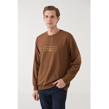 Bluza de trening cu decolteu la baza gatului si imprimeu text - Maro inchis