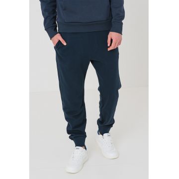 Pantaloni de trening cu croiala conica si snur