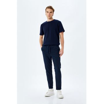 Pantaloni de trening cu snur si buzunare laterale