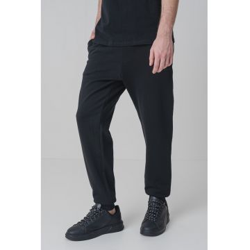 Pantaloni de trening cu croiala conica si snur