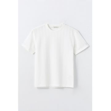 Tricou cu model uni si decolteu la baza gatului