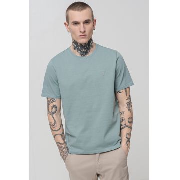 Tricou cu decolteu la baza gatului