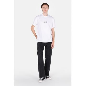 Tricou cu decolteu la baza gatului si text