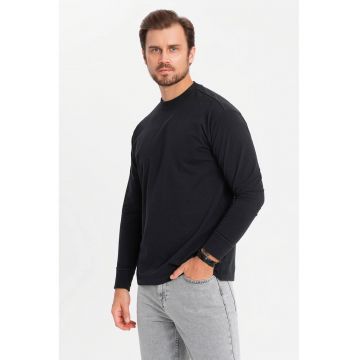 Bluza lejera cu decolteu la baza gatului