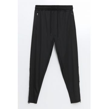 Pantaloni conici cu buzunare cu fermoar