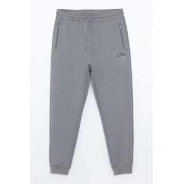 Pantaloni de trening cu snur si buzunare laterale