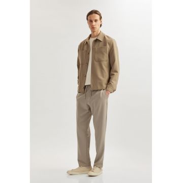 Pantaloni cu buzunare oblice si talie medie