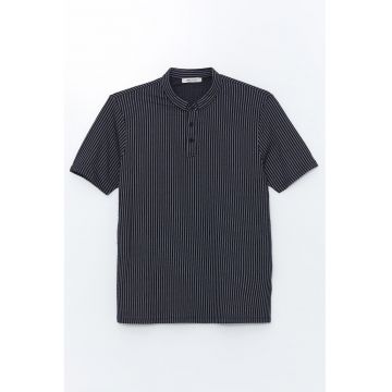 Tricou texturat cu fenta cu nasturi