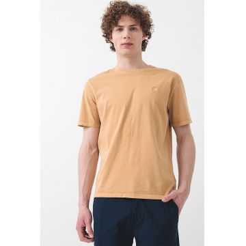 Tricou cu decolteu la baza gatului si logo