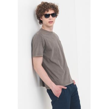 Tricou cu decolteu la baza gatului si logo