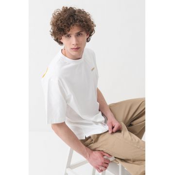 Tricou imprimeu pe spate si decolteu la baza gatului