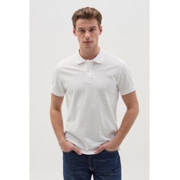 Tricou regular fit cu fenta cu nasturi