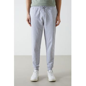 Pantaloni de trening cu croiala conica si snur de ajustare