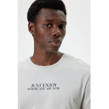 Tricou cu decolteu la baza gatului si text
