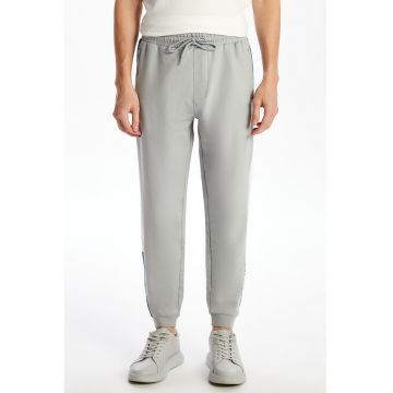 Pantaloni de trening cu buzunare cu fermoar