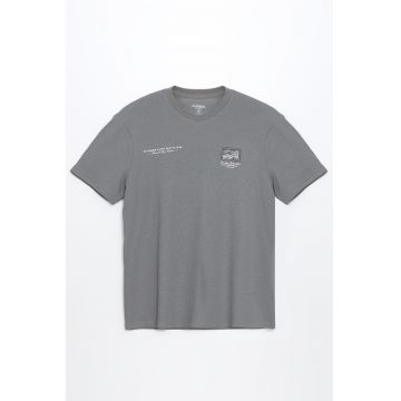 Tricou cu decolteu la baza gatului si imprimeu pe piept