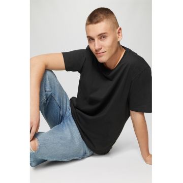 Tricou cu decolteu la baza gatului si model uni
