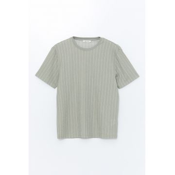 Tricou cu decolteu rotund si model in dungi