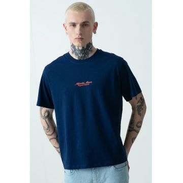 Tricou de bumbac cu decolteu la baza gatului - imprimeu grafic si text