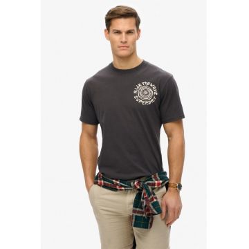 Tricou din bumbac cu decolteu la baza gatului si logo pe partea din spate