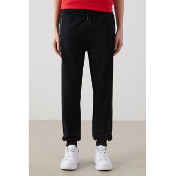Pantaloni de trening cu buzunare cu fermoar