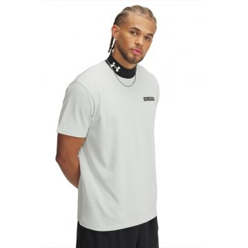 Tricou cu decolteu la baza gatului