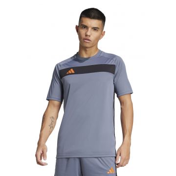 Tricou cu decolteu la baza gatului si logo pentru fotbal