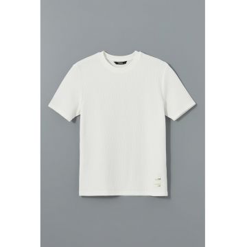 Tricou striat cu decolteu la baza gatului