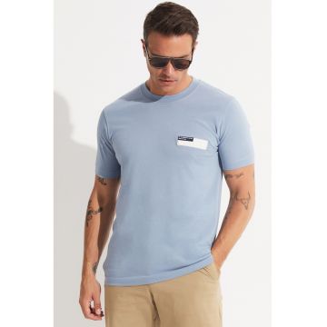 Tricou cu decolteu la baza gatului