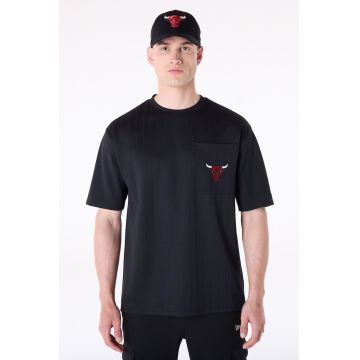 Tricou cu decolteu la baza gatului si buzunar pe piept