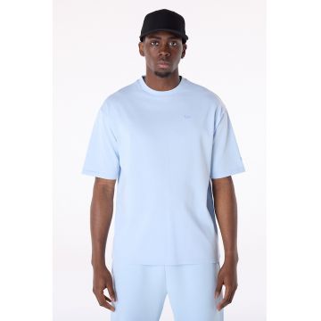 Tricou cu decolteu la baza gatului si imprimeu logo pe spate