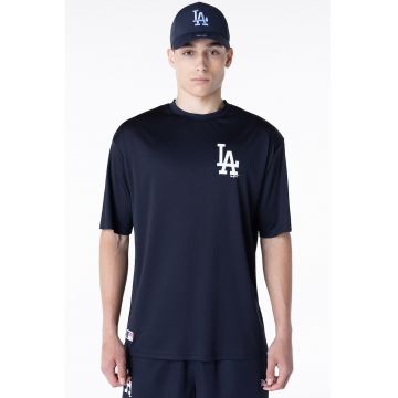 Tricou cu decolteu la baza gatului si logo pe piept