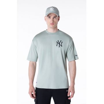 Tricou cu decolteu la baza gatului si monograma pe piept
