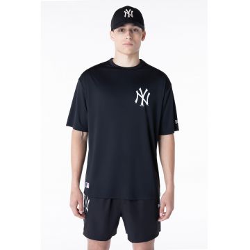 Tricou cu decolteu la baza gatului si monograma pe piept