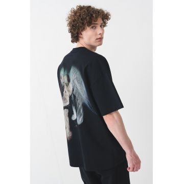 Tricou lejer cu logo si decolteu la baza gatului