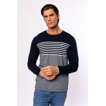 Bluza cu model in dungi si decolteu la baza gatului