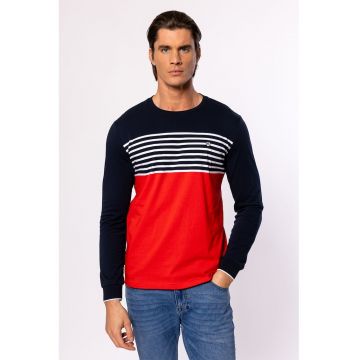 Bluza cu model in dungi si decolteu la baza gatului