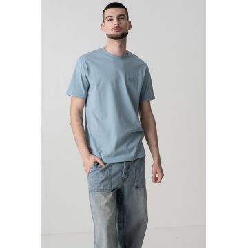 Tricou cu decolteu la baza gatului