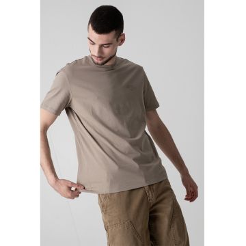 Tricou cu decolteu la baza gatului