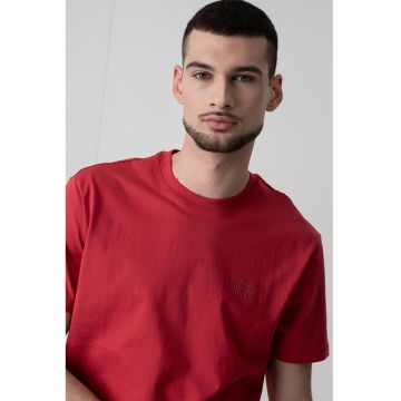 Tricou cu decolteu la baza gatului