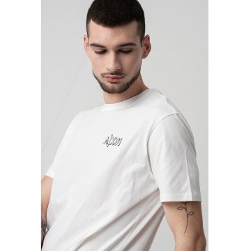 Tricou cu decolteu la baza gatului si logo