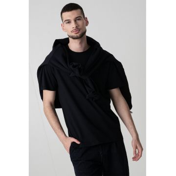 Tricou cu decolteu la baza gatului