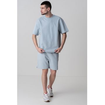 Tricou striat cu decolteu la baza gatului